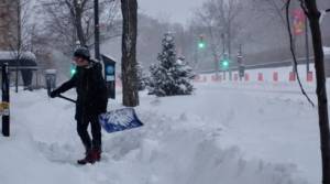 蒙特利尔Ahuntsic-Cartierville区缴纳50元就可以把积雪铲到公路上