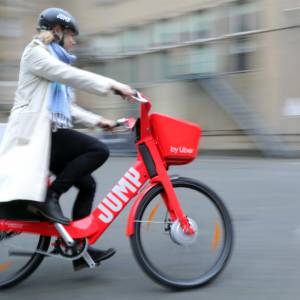 驾照被吊扣者可不可以使用电动自行车？