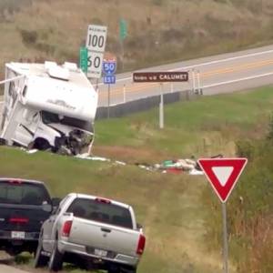 魁省高速皮卡撞房车 1死1重伤