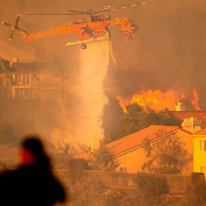洛杉矶“萨德尔里奇大火”迫10万人逃离