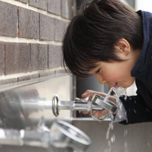 魁省中小学饮用水中含铅量过多