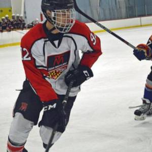 冰球比赛中的冲撞行为使得少年球员受伤风险剧增