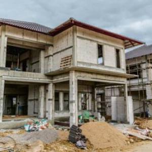 房子不够住了，是卖掉还是扩建？