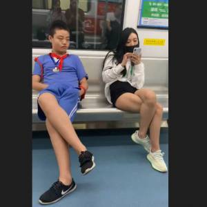 深圳地铁上 红领巾少年边看女孩大腿 边手淫（视频）