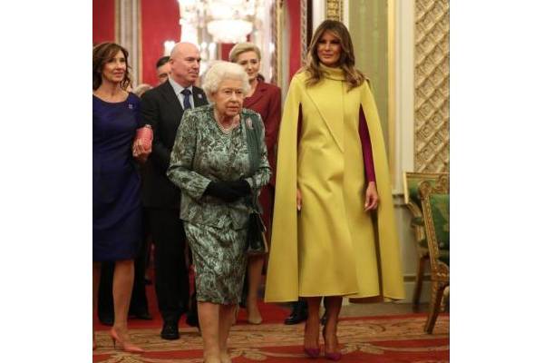 英女王母子欢迎北约领导人 美第一夫人非常抢眼