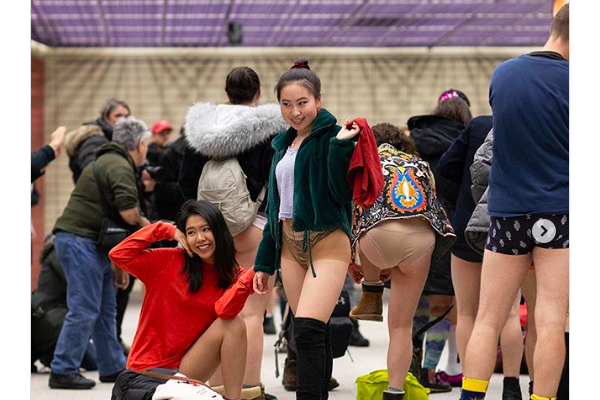 来欣赏一下上周末地铁无裤日的照片吧