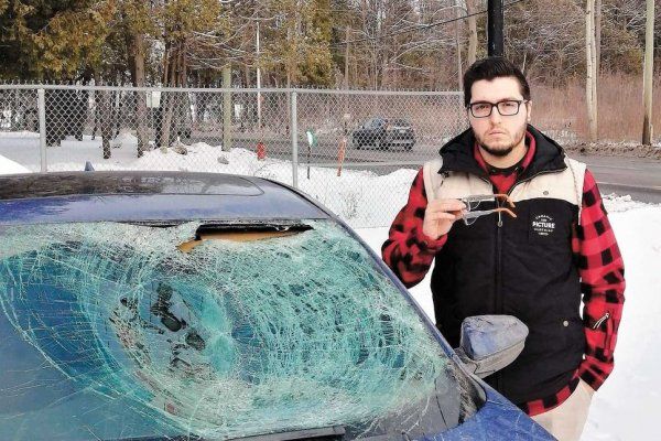 卡车司机不清理车顶积雪导致多次发生砸烂其他汽车玻璃案件 ... ...