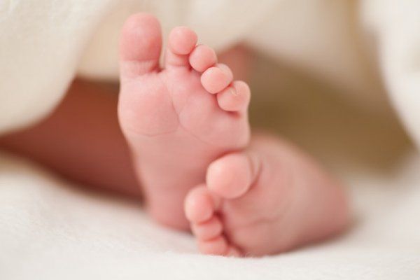 全球最小感染者 婴儿出生几分钟确诊新冠肺炎