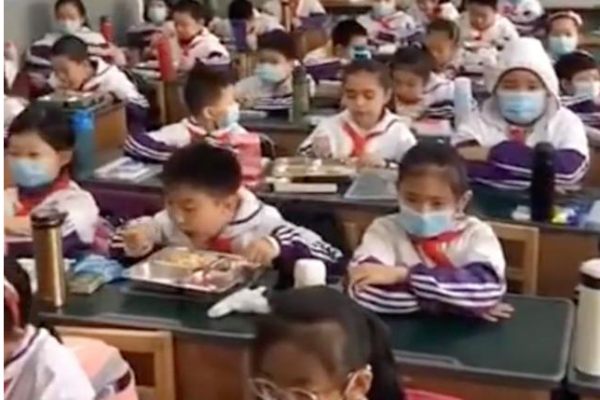 小学生错峰吃饭视频火了！网友：哈哈哈，这画面太残忍了