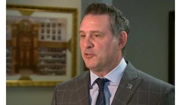 曾为冰球明星的政客亲述老人院工作的辛苦