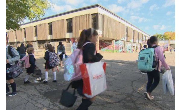 魁省政府希望学生们在秋季学期回到学校上学