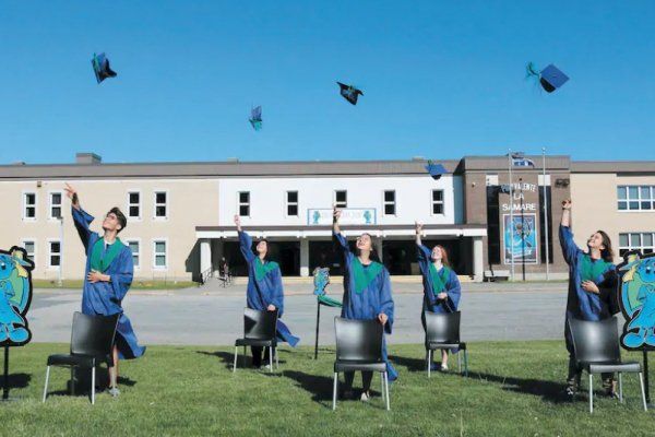 魁省学校为庆祝中学生毕业各出奇招