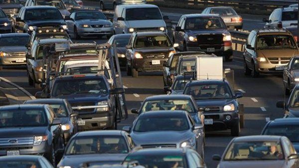 魁省道路上的汽车正在变得越来越费油