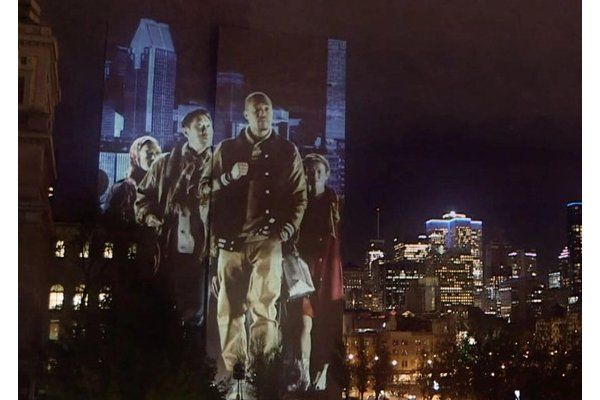 蒙特利尔Cité Mémoire投影在老城街道上上映