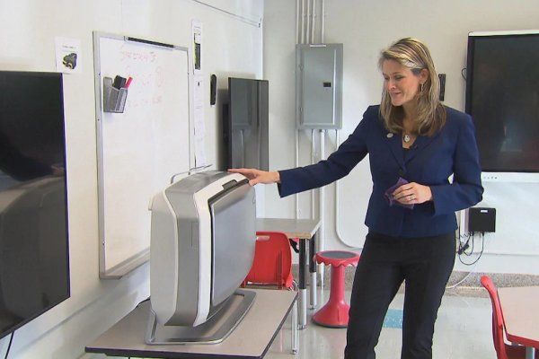 Lester B. Pearson校委会率先为下属50所公校安装空气净化器