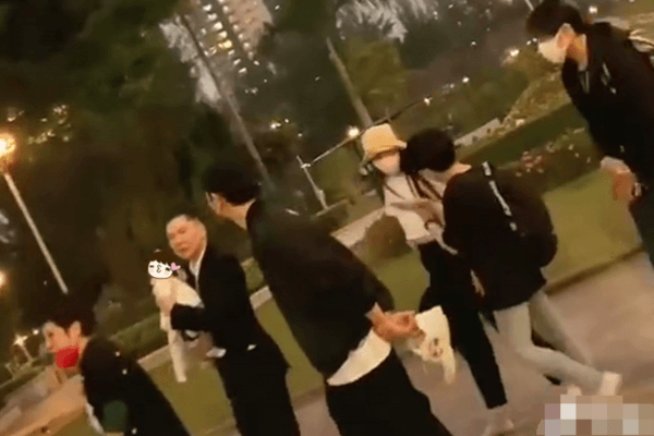 向太一家五口散步被偶遇，向华强抱着孙女-综合新闻-蒙城华人网-蒙特利尔第一中文网-www.sinoquebec.com