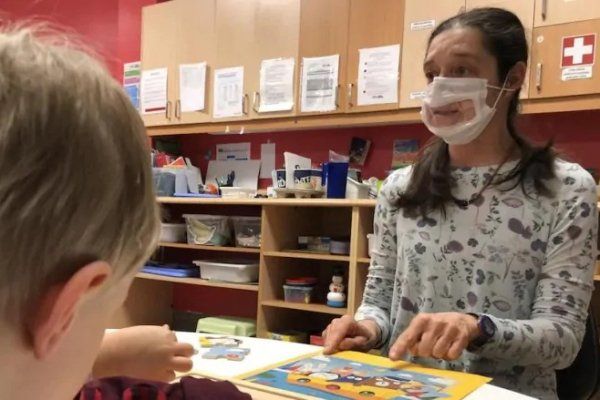 魁省幼托教师收到的带窗口罩问题多