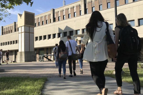 魁省政府未来十年增加法语CEGEP招生名额