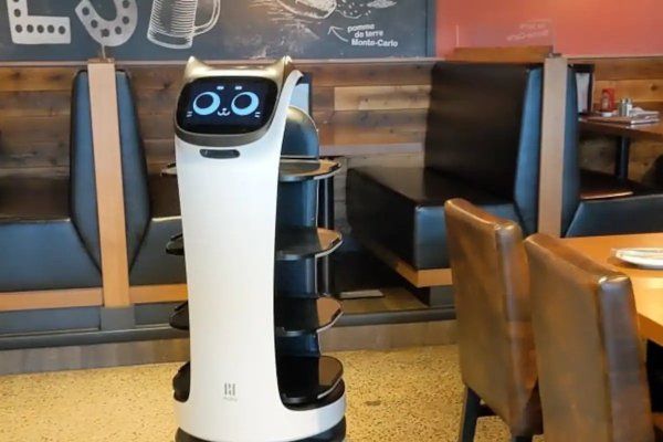 魁北克城一家餐馆使用中国造机器人以应对用工荒