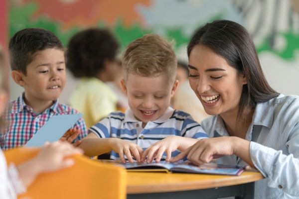 魁省家庭日托幼教人员年收入将增加数千元