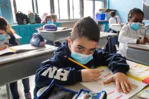 魁北克政府开学后已在学校里加装1000台空气换气机