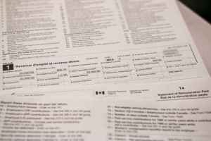 魁北克人何时终结填写两份报税表？