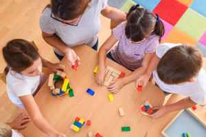 调查显示 受托管时间过长可能对孩子成长不利