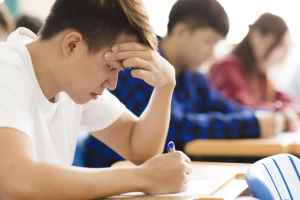 魁省法语统一考试：考生可借助数字字典引争议