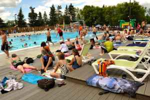 今夏人手短缺导致泳池设施无法正常使用
