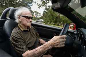 魁省汽车保险局新规令老年司机有失去驾照风险