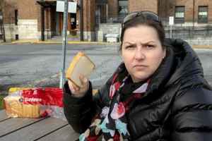 魁省护士因工作时间偷吃面包被停职