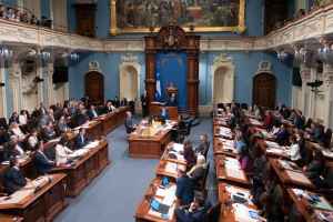 魁省议会议员和部长每年的收入是多少？