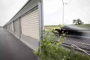 市政府为建造隔音墙向居民收费引发抗议