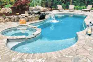 今年在自家后院装一个地上游泳池需要多少钱？