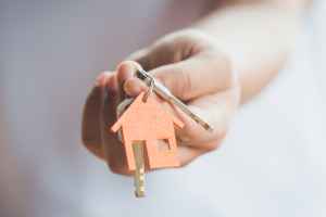 投资买房 父母可以替孩子签房贷合同吗？