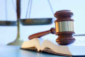 被控向邻居竖中指的男子反诉警方