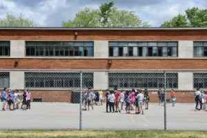 蒙特利尔七所小学天花板掉下碎片