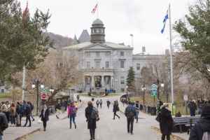 魁省宣布对省外大学生增学费引发争议