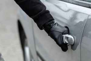 警惕犯罪分子用暗藏的定位装置盗窃您的汽车