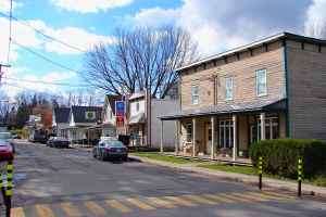 魁省一市民在市政厅摔断腿被判赔10万