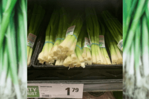 超市卖的葱被切掉一截！网友怒了：耽误我自己种葱！