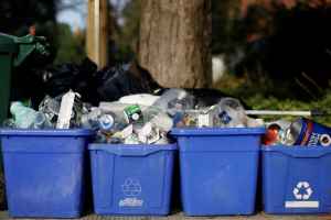 魁北克人将很多乱七八糟的东西丢进回收桶