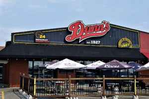 一餐馆向消费低于12元的顾客收取额外费用引公愤