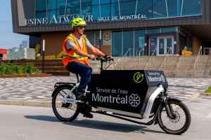 蒙特利尔出现骑自行车的水管工