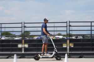 电动滑板安全成为今夏极受关注的交通问题