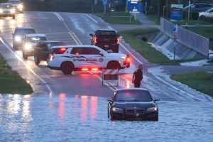 面对水灾，保险公司会做出什么反应？