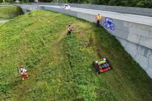 魁省交通厅在测试一款遥控式割草机