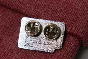 印有魁北克制造字样的徽章却是中国制造