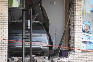 又有汽车撞进幼儿园！！