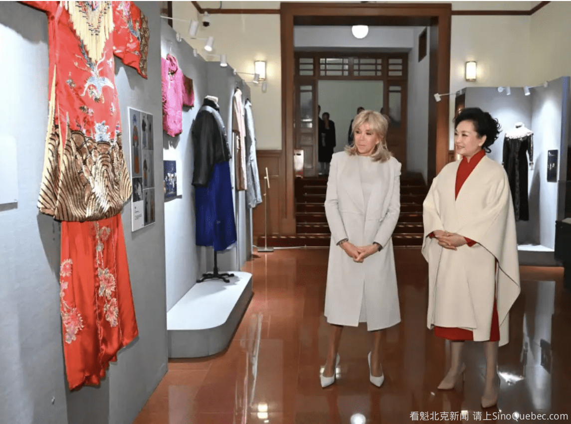 彭丽媛同法第一夫人布丽吉特参观北京人民艺术剧院